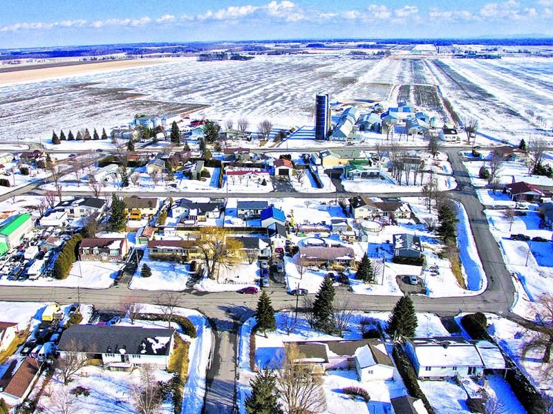 La Ville entend procéder cette année à la desserte en aqueduc et égout du Domaine Laliberté, un lotissement qui se trouve à la croisée de la rue des Seigneurs Est et de l’autoroute 20, dans le district Sainte-Rosalie. Photo François Larivière | Le Courrier ©