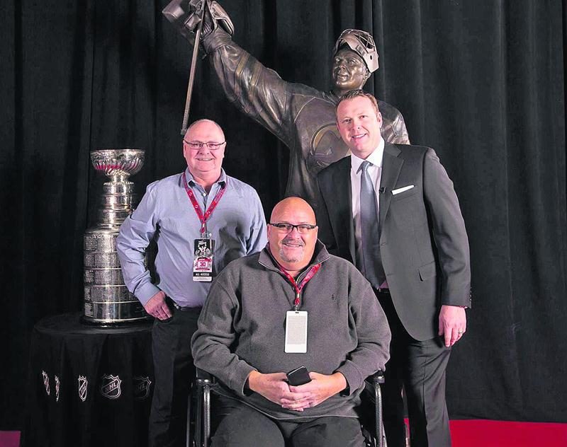 Raynald Beauregard, Claude et Martin Brodeur ont pris la pose quelques heures seulement avant le retrait du célèbre chandail numéro 30.