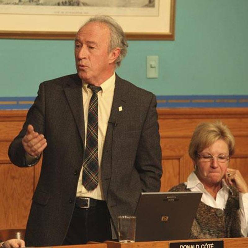 Le conseiller de la Ville de Saint-Hyacinthe Donald Côté n'a pas hésité à se porter à la défense des petites compagnies de téléphone.