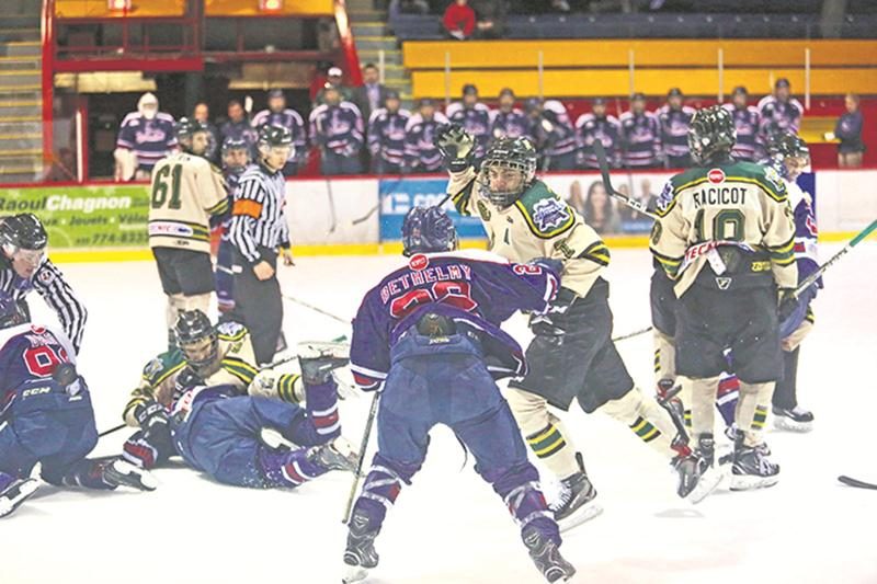 La série entre les Grenadiers et les Gaulois s’est terminée avec une mêlée après que l’attaquant des Grenadiers Alec Reid ait nargué les joueurs des Gaulois en célébrant son but dans un filet désert. Photo Robert Gosselin | Le Courrier ©
