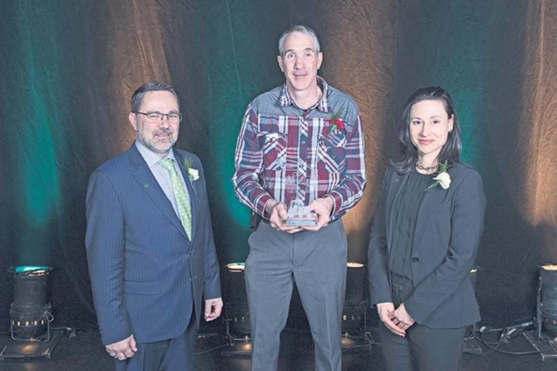 Christian St-Jacques, président de l’UPA de la Montérégie, et Marie-Ève Sylvestre, représentante d’Hydro-Québec, ont remis le prix Bon coup à Éric Beauregard (au centre), président de l’UPA de la rivière Noire, pour sa campagne de promotion de l’agriculture locale dans la MRC d’Acton.