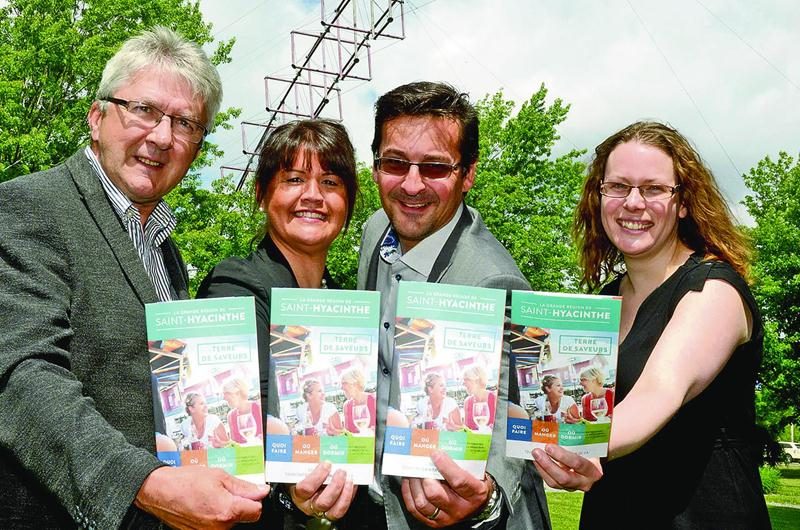 De nombreux attraits et évènements dans la région de Saint-Hyacinthe sont proposés dans le nouveau dépliant. De gauche à droite : le directeur général du Salon de l’agriculture, Léon Guertin, la directrice tourisme et congrès à Saint-Hyacinthe Technopole, Nancy Lambert, le directeur général de la SDC centre-ville, Simon Cusson, et la responsable des communications du Centre des arts Juliette-Lassonde, Anouk Charbonneau. Photo François Larivière | Le Courrier ©