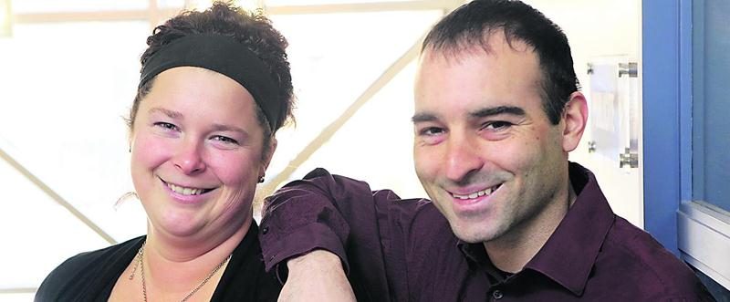 Touchés par le suicide d’un ami, Geneviève Frédéric et Pascal De Ladurantaye mettront à profit leur entreprise de jeux gonflables les 7 et 8 mars à l’ESSJ afin d’amasser des fonds pour l’organisme Contact Richelieu-Yamaska.  Photo Robert Gosselin | Le Courrier ©