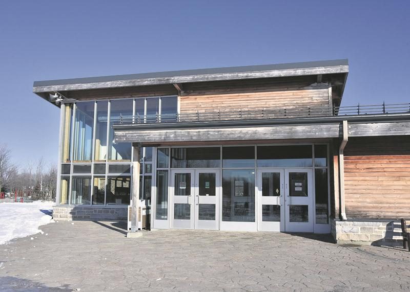 La couleur grisonnante du revêtement extérieur en bois du chalet du parc Les Salines est une réaction naturelle des matériaux utilisés et ne nécessite pas l’application périodique d’une teinture. Photo François Larivière | Le Courrier ©