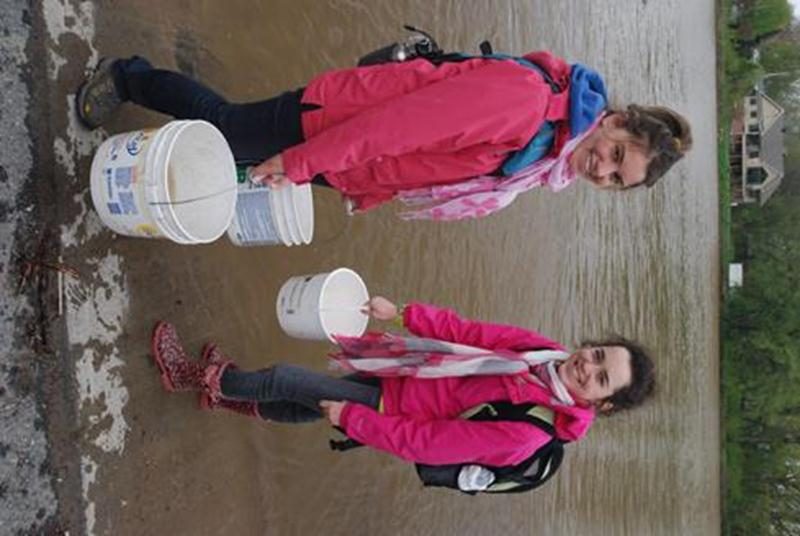 Le 17 mai, deux élèves du Comité vert du Collège Saint-Maurice, Catherine Paul et Andrée-Ann Sirard, ont organisé une marche symbolique de 6 km, ce qui représente la distance moyenne parcourue chaque jour par les femmes du Sud pour puiser l'eau potable. Elles ont pris la parole devant leurs consoeurs pour rappeler l'importance de l'eau et l'injustice que représente son manque d'accessibilité pour certains, pendant que des compagnies privées la vendent ici en bouteilles de plastique… une nuisance