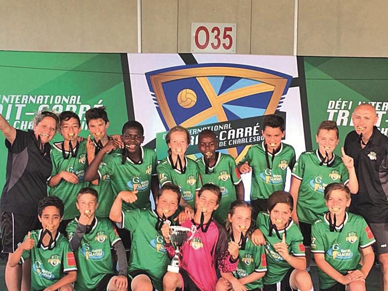 Le FC Saint-Hyacinthe U12 masculin A, champion du Défi international Trait-Carré de Charlesbourg.