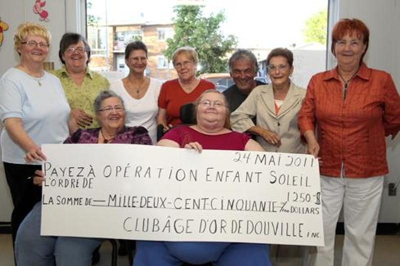 À la suite de diverses activités, la direction du Club de l'âge d'or Douville a remis à Luce Daviau, courtier immobilier Re/Max Impact et représentante pour Opération Enfant Soleil, un chèque de 1 250 $. Sur la photo on aperçoit : Ginette Massé, présidente; Laure Jodoin, vice-présidente; Francine Daviau, secrétaire; Diane Beauregard, André Fleurant, Colette Lussier, Rollande St-Jacques et Denise Tarte, directeurs en compagnie de Mme Daviau.
