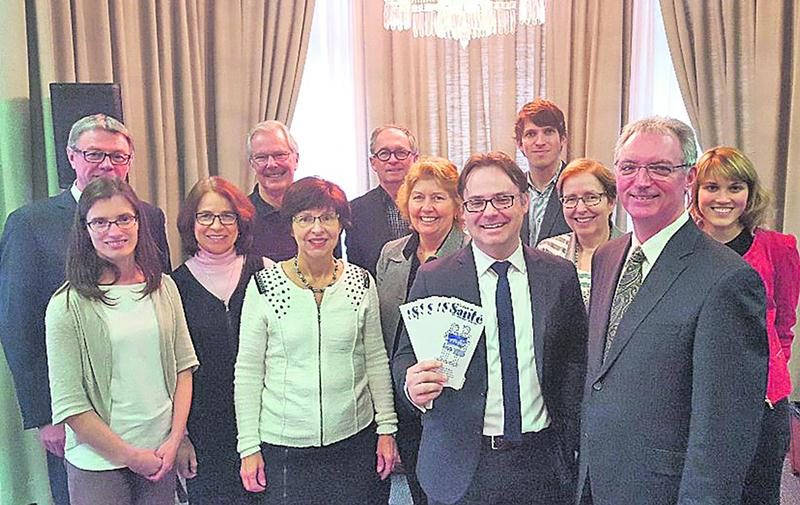Le maire de Saint-Hyacinthe, Claude Corbeil, avec les administrateurs bénévoles du Camp de Santé de Saint-Hyacinthe. Photo courtoisie