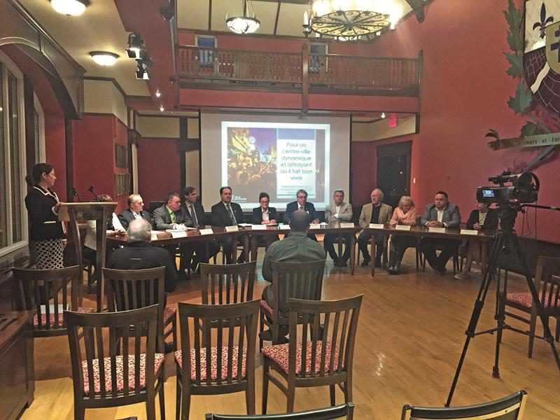 Le maire et tous les conseillers ont exceptionnellement participé à une conférence de presse de solidarité envers Réseau Sélection au terme de l’assemblée publique du 15 mai.  Photo CogecoTV
