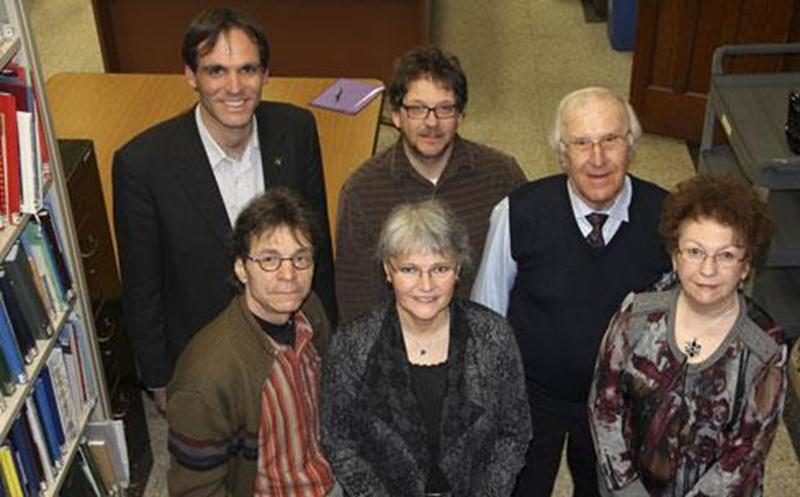 Le Centre d'histoire de Saint-Hyacinthe vient de nommer son nouveau conseil d'administration. Il est composé de, à l'avant, dans l'ordre habituel, Réal Plante, Pierrette Brière, présidente et Louise Desrosiers. À l'arrière, David Bousquet, trésorier, Paul Foisy, vice-président et l'abbé Jean Corbeil.