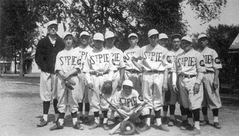 Le club de baseball Saint-Pie entre 1930-1940. Archives Luc Cordeau.