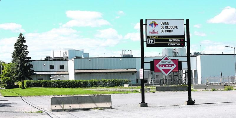 Le règlement à venir entre les ex-travailleurs de l’usine de découpe de porc de Saint-Simon et Olymel laisse entrevoir un possible retour des opérations dans cette bâtisse industrielle. Photothèque | Le Courrier ©