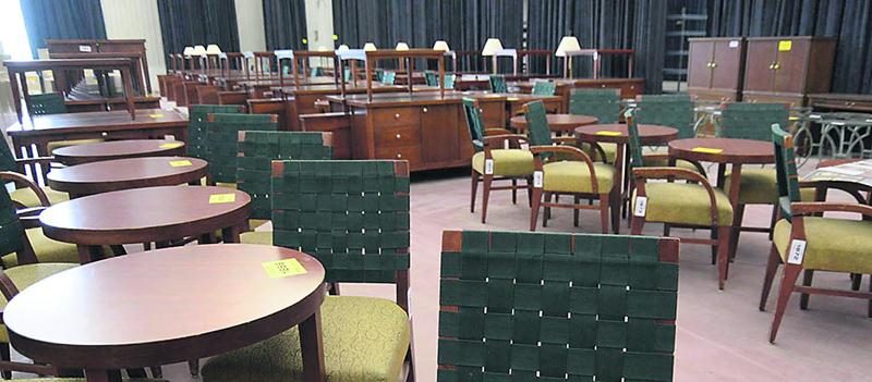 Un vaste choix de mobilier de bureau comprenant différents styles de tables et de chaises était proposé à la vente.