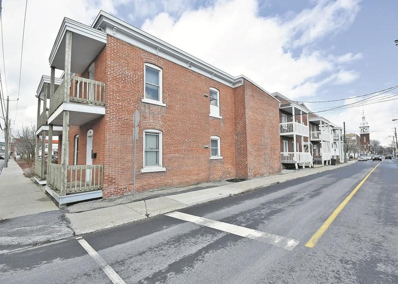 Chantal Lussier occupe toujours son logement, au coin de Mondor et Marguerite-Bourgeoys.  Photothèque | Le Courrier ©