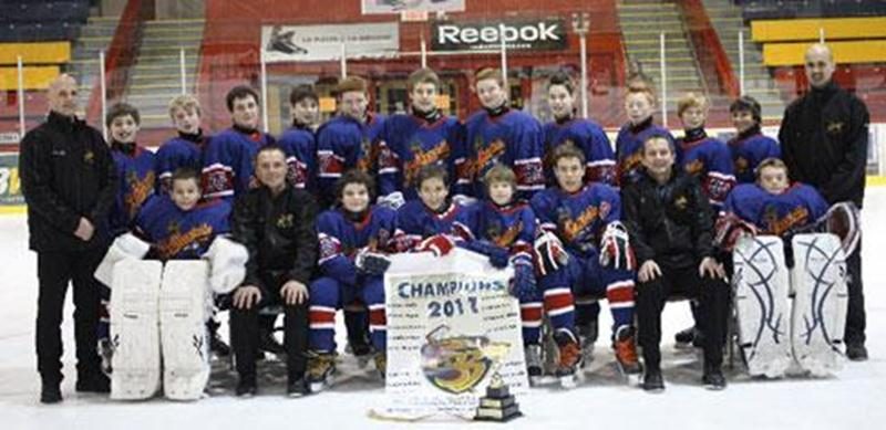 Les Mousquetaires de Saint-Hyacinthe pee-wee CC ont enlevé les honneurs du tournoi de Saint-Bruno, le 11 décembre. Les Maskoutains l'ont emporté au compte de 3-2 en finale, contre les Gaulois du Sud-Ouest. Sur la photo : À l'avant, de gauche à droite ; Claude Harpin (adjoint), Adam Demers, Jordan Boulay, Dylan Chagnon, Alexis Ménard, Matthew Tremblay, William Poirier, Sébastien Tremblay, Raphaël Lefebvre, Anthony Nadeau, Félix Mongrain, Mathieu Harpin, Daniel Lefebvre (adjoint). À l'arrière ;