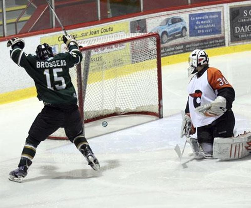 Simon Brosseau célèbre le but de Nicolas Aubé-Kubel, lors du match du 23 février, au Stade L.-P.-Gaucher.