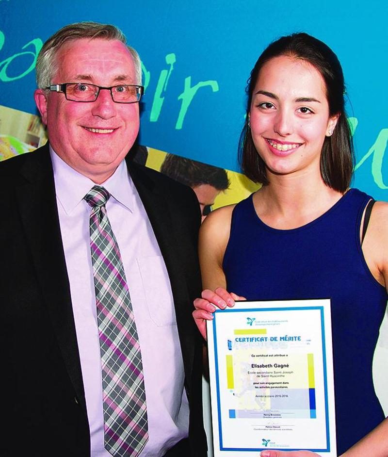 Élizabeth Gagné reçoit son prix pour souligner son engagement en compagnie du président de la FEEP, Jean-Marc Saint-Jacques.