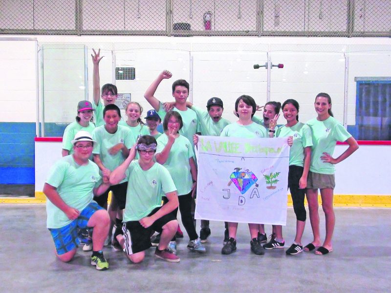 Le groupe de jeunes de la Coopérative jeunesse de services a terminé sa saison avec un record quant au nombre d’heures travaillées et aux revenus partagés entre eux.