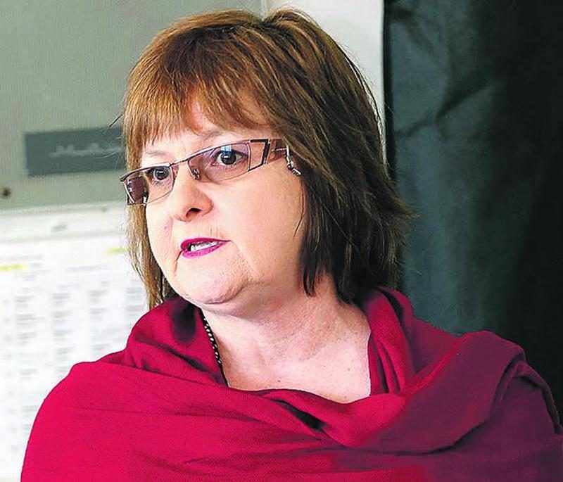 L’auteure et conférencière, Andrée Décarie, a sensibilisé les élèves de l’école Fadette aux conséquences de la cyberintimidation.  Photo Robert Gosselin | Le Courrier ©