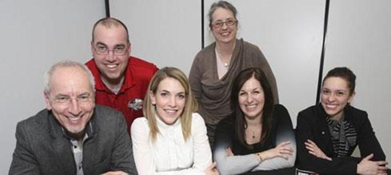 À l'arrière : Patrick Turgeron, de l'ARSRY et Élyse Simard, représentante du député Émilien Pelletier. À l'avant : Pierre Rhéaume, Émilie Duquette, la députée fédérale Marie-Claude Morin et Fanny Lévesque, représentante des Caisses Populaires Desjardins du secteur maskoutain.
