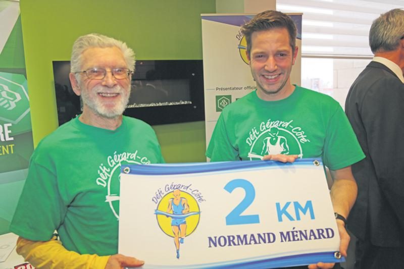 Un nouveau parcours de 2 km sera offert dans le cadre de cette 25e édition. Il a été nommé en l’honneur de Normand Ménard (à gauche), bénévole bien impliqué au sein du Club athlétique de Saint-Hyacinthe depuis près de 50 ans. On le voit en compagnie du président du club, David-Olivier Huard. Photo Robert Gosselin | Le Courrier ©