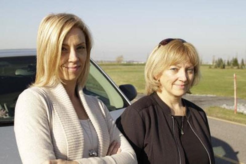 À gauche, Isabelle Lamoureux de Boucherville; à droite, Nancy Gardner de Saint-Hyacinthe. Elles forment l'équipe « Les Maracas » au rallye Rose des sables 2013.