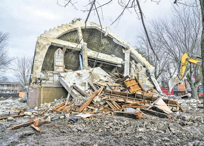 Les travaux de démolition ont progressé rapidement cette semaine. Mercredi après-midi, il ne restait plus grand-chose de l’église Sacré-Coeur-de-Jésus. Photo François Larivière | Le Courrier ©