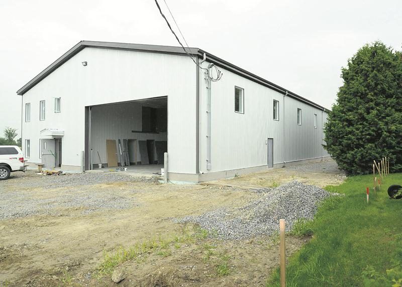 Le garage agricole près du Chemin du Rapide-Plat Nord à Saint-Hyacinthe. Les piquets de bois délimitent les deux terrains. Photo François Larivière | Le Courrier ©