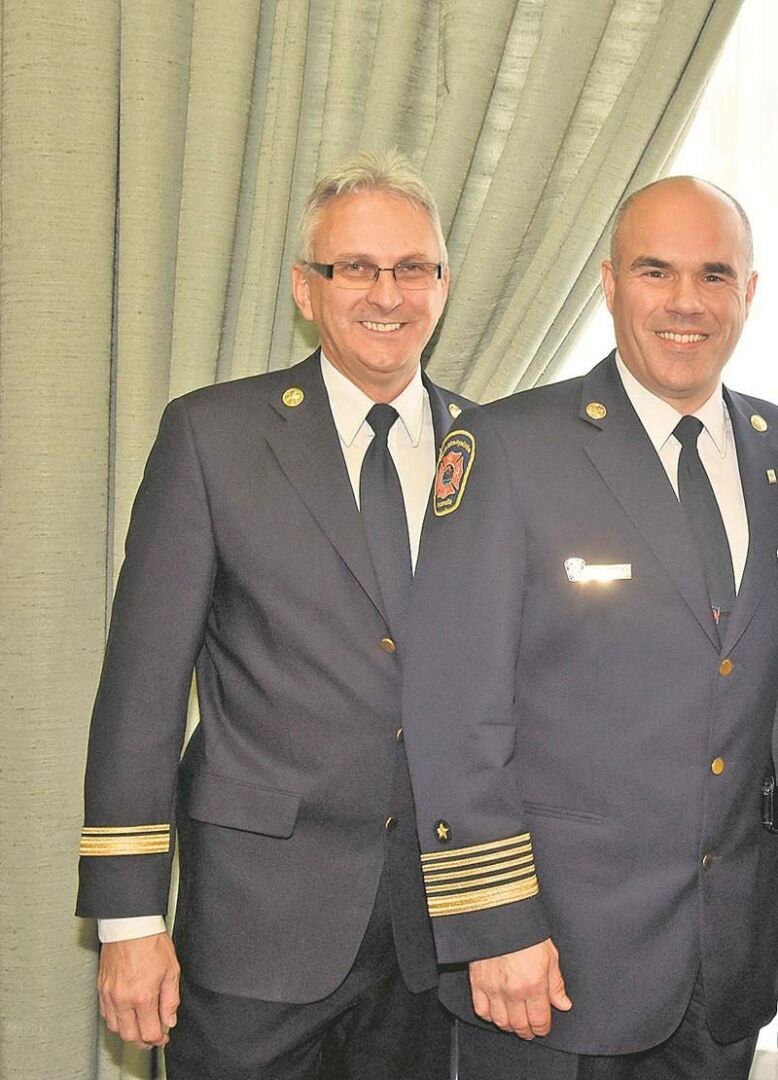 C’est Jocelyn Demers (à gauche) qui a été désigné comme successeur de Jacques Dubois (à droite) à la direction du Service de sécurité incendie de la Ville de Saint-Hyacinthe.  Phtotothèque | Le Courrier ©