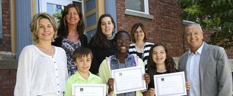 Le tout premier « Primaire en spectacle », un spectacle amateur qui permet aux élèves de faire valoir leur talent sur scène, a couronné ses premiers gagnants. Rebecca Celan (au centre), de l’école Assomption, a remporté le premier prix pour sa performance en chant. Gabriel Fredette (à gauche), lui aussi de l’école Assomption, s’est pour sa part illustré au violon pour décrocher la seconde place, alors que Haïfa Gravel (à droite), de l’école Saint-Sacrement, a obtenu le troisième prix pour son nu