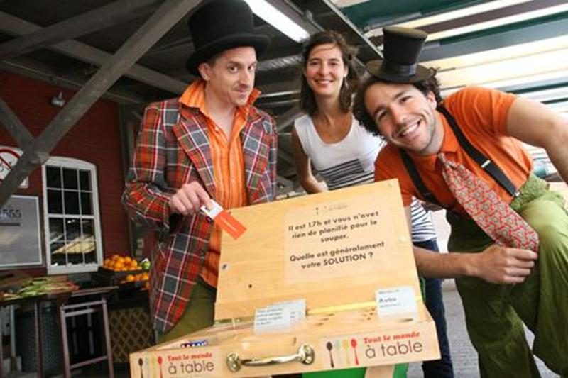 Julie Aubé pose ici avec ses deux animateurs rigolos, Michel Lévesque et Jean-François Guilbault, au marché public de Saint-Hyacinthe.