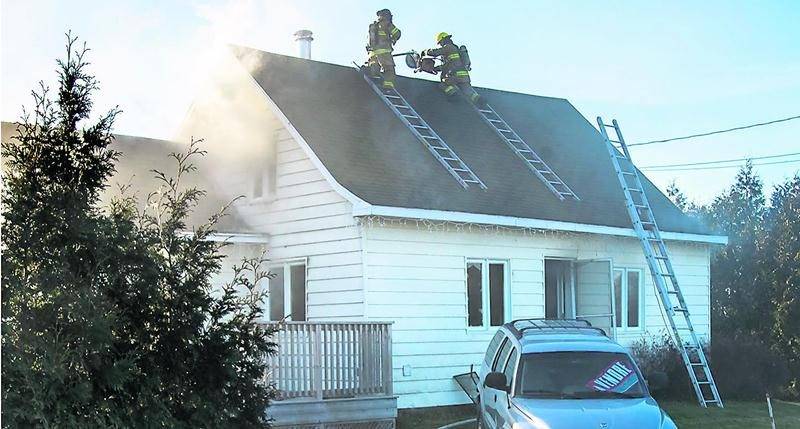 La résidence est une perte totale après avoir été durement touchée par les flammes. Photo François Larivière | Le Courrier ©