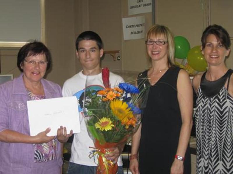 Félicitations à Sébastien Gottschalk, récipiendaire de la médaille académique du gouverneur général de Canada au Centre de formation des Maskoutains (CFM). C’est grâce à ses résultats académiques exceptionnels qu’il a mérité cet honneur, lequel est remis annuellement aux diplômés d’études secondaires ou collégiales ayant obtenu la meilleure moyenne. Sur la photo, de gauche à droite, France Martin, vice-présidente au conseil des commissaires de la Commission scolaire de Saint-Hyacinthe; Sébastien