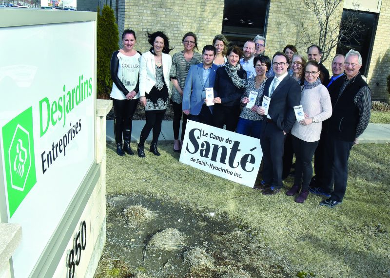 Le Camp de santé de Saint-Hyacinthe a fait appel à toute l’équipe des directeurs aux comptes commerciaux de Desjardins Entreprises-Vallée du Richelieu-Yamaska pour parrainer sa campagne 2017. L’équipe pose en compagnie de Marc-Aurèle Ouellette, président du Camp de santé.  Photo François Larivière | Le Courrier ©