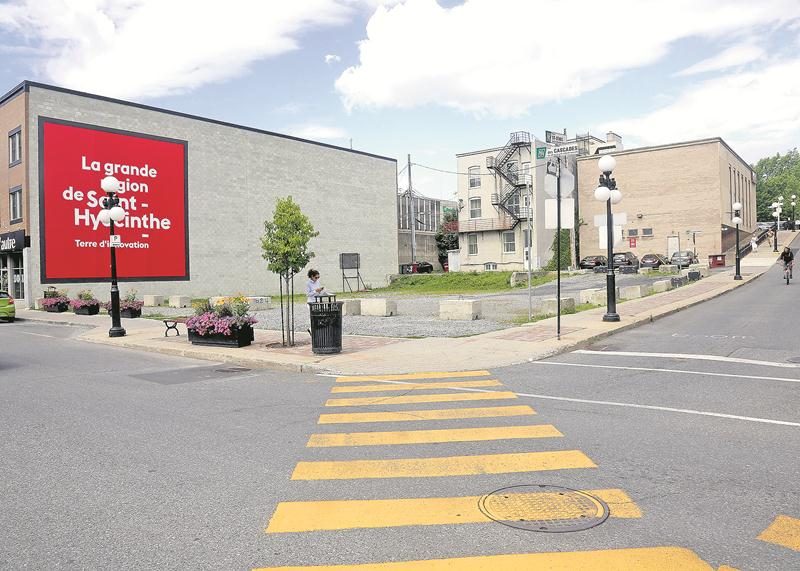 La firme Two/6263, de Dorval, propose d’ériger un édifice de six étages comportant 51 logements et trois locaux commerciaux au rez-de-chaussée. Le bâtiment fera 19 m de hauteur, soit quatre mètres de plus que la hauteur maximum autorisée dans cette zone du centre-ville. Photo Robert Gosselin | Le Courrier ©
