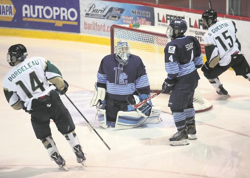 Jacob Gagné-Lanthier a marqué un touché et amassé plus de 195 verges au sol dans la victoire de 28 à 0 des Lauréats en quart de finale.  Photo Robert Gosselin | Le Courrier ©