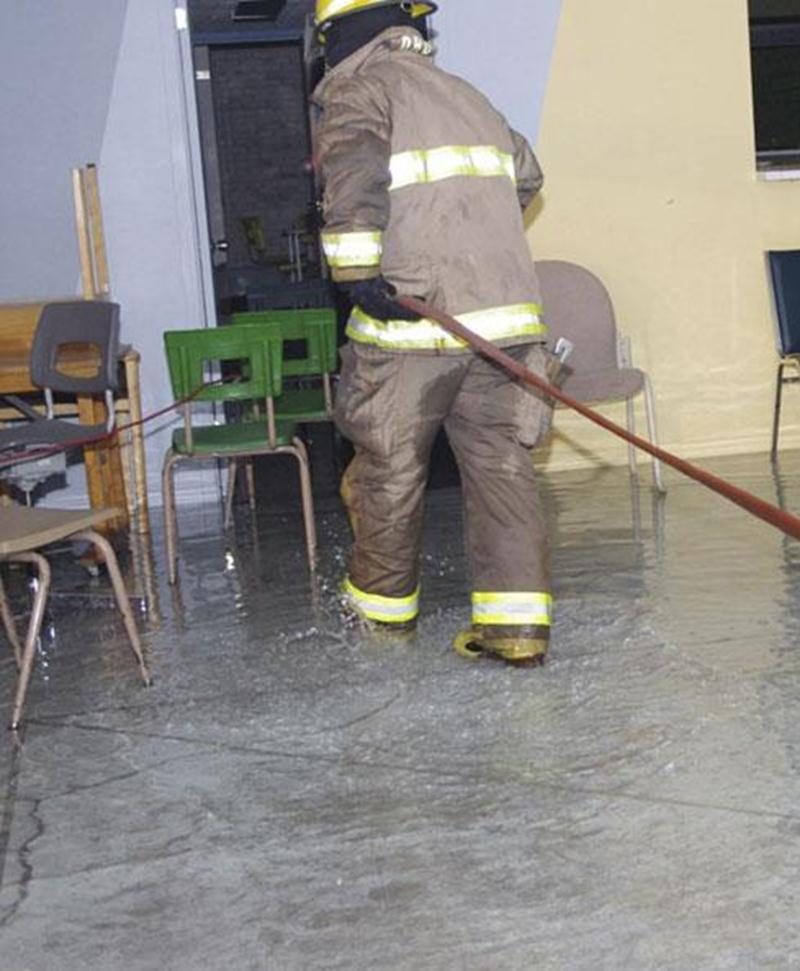Le quartier Douville a été touché par une panne électrique dans la nuit de mardi à mercredi. Un fil électrique haute tension de 15 000 volts s'est brisé et est tombé au sol, privant de courant certains Maskoutains. Ce bris a curieusement provoqué une inondation à l'Église évangélique baptiste de Saint-Hyacinthe. Lorsque le fil est tombé, il a du même coup touché le système électrique de l'église et rejoint le fil de terre « ground », ce qui a sectionné le tuyau d'entrée d'eau. De deux à trois po