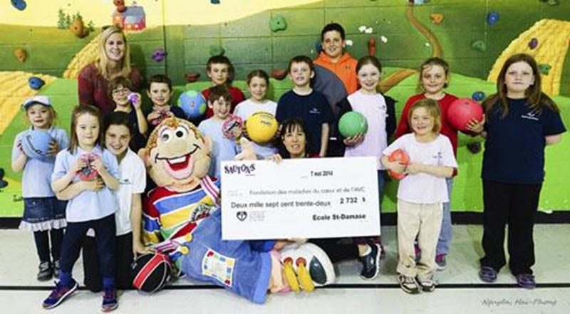La Fondation des maladies du coeur et de l’AVC (la « Fondation ») tient à remercier les élèves de l’école Saint-Damase, qui ont amassé 2 732 $ en participant au programme Sautons en coeur. La mascotte Cardi-Oh a causé toute une surprise en rendant visite aux sauteurs de l’école pour les féliciter. Les jeunes héros ont acquis de nouvelles connaissances sur l’importance des saines habitudes de vie, tout en amassant des fonds permettant à la Fondation de prévenir les maladies, préserver la vie et f