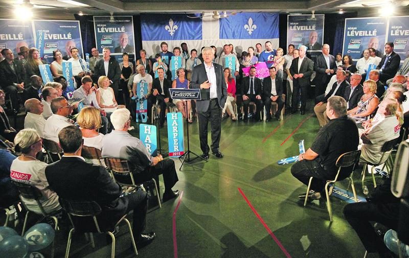 Le chef Stephen Harper est venu appuyer l’ex-journaliste et candidat conservateur de Saint-Hyacinthe/Bagot, Réjean Léveillé. Photo Robert Gosselin | Le Courrier ©