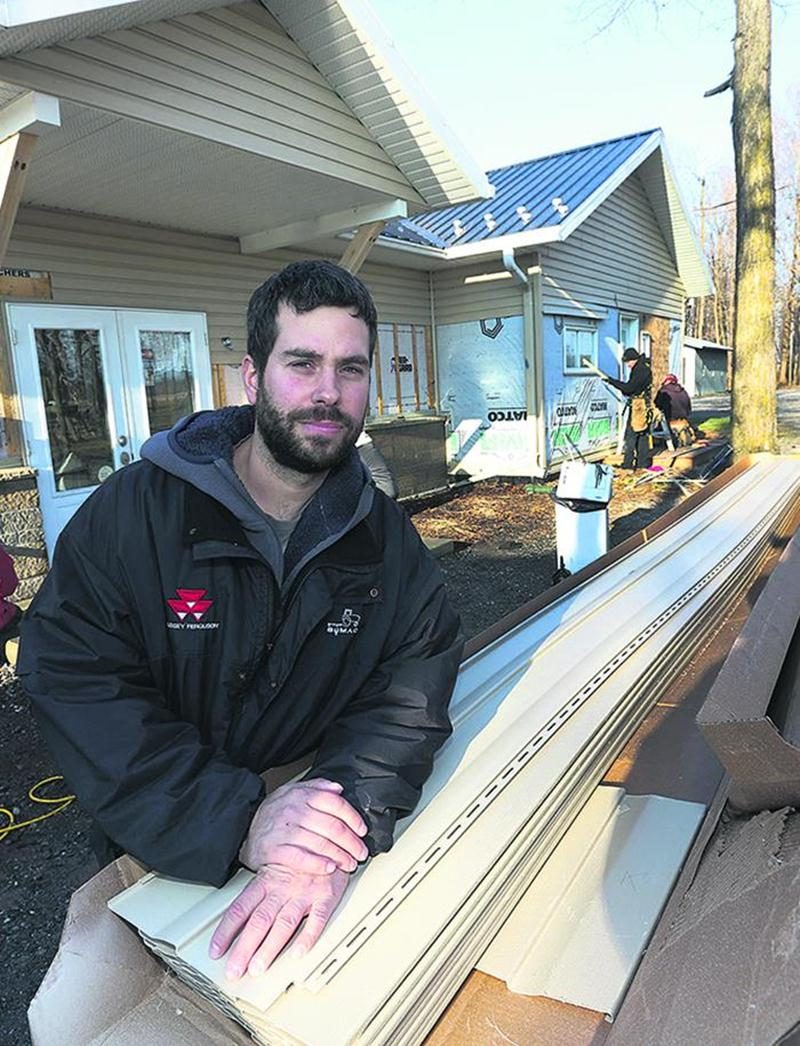 Des travaux étaient déjà entamés à la cabane à sucre chez Christian au lendemain des actes de vandalisme.  Photo Robert Gosselin | Le Courrier ©
