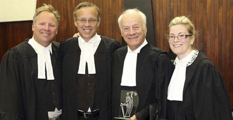 L'avocat maskoutain Me Jacques Sylvestre père a reçu une plaque honorifique afin de souligner ses 50 ans de pratique. On l'aperçoit en compagnie de ses fils Jacques Sylvestre Jr et Frédéric Sylvestre à gauche et de sa petite-fille Coralie Sylvestre-Trudeau à droite.
