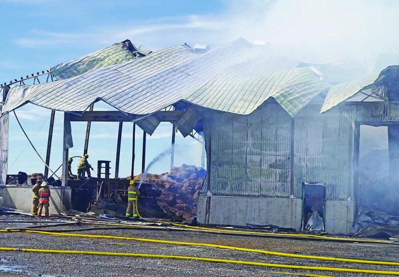 L’intervention des pompiers, qui a débuté vers 22 h le 30 juin, a duré près de 24 h en raison des énormes quantités de pailles qui y étaient entreposées.Photo Dominique St-Pierre