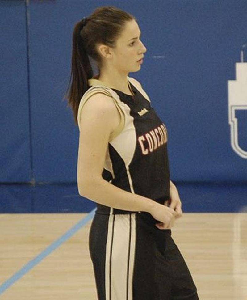 L'ancienne porte-couleur du Collège Antoine-Girouard, Tamara Pinard-Devos, a atteint le niveau universitaire en basketball en s'alignant avec les Stingers de Concordia.