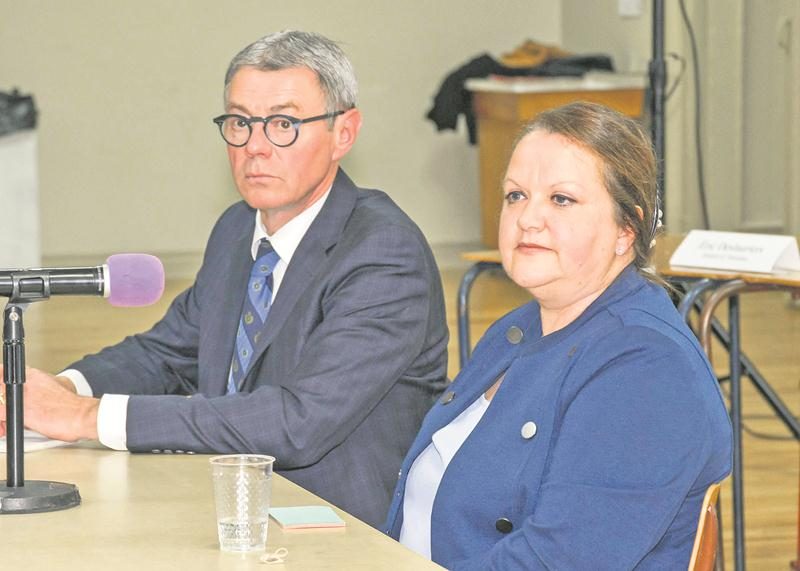 es deux candidats à la mairie de Saint-Hyacinthe, Claude Corbeil et Chantal Goulet, lors de la rencontre électorale organisée par l'organisme Solidarité populaire Richelieu-Yamaska, le 26 octobre.Photo François Larivière | Le Courrier ©