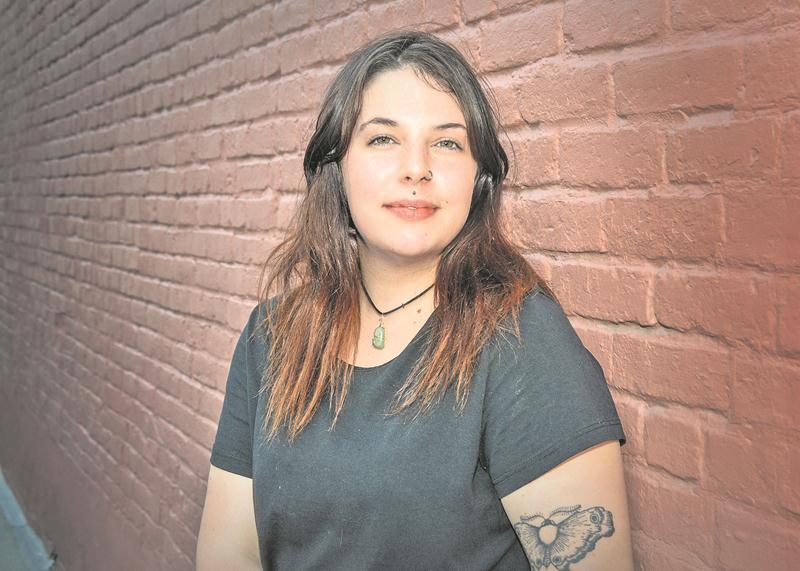 « Achetez mon livre, je n’ai plus une cenne! », demande en riant Sara Pruneau Bélanger. Photo François Larivière | Le Courrier ©