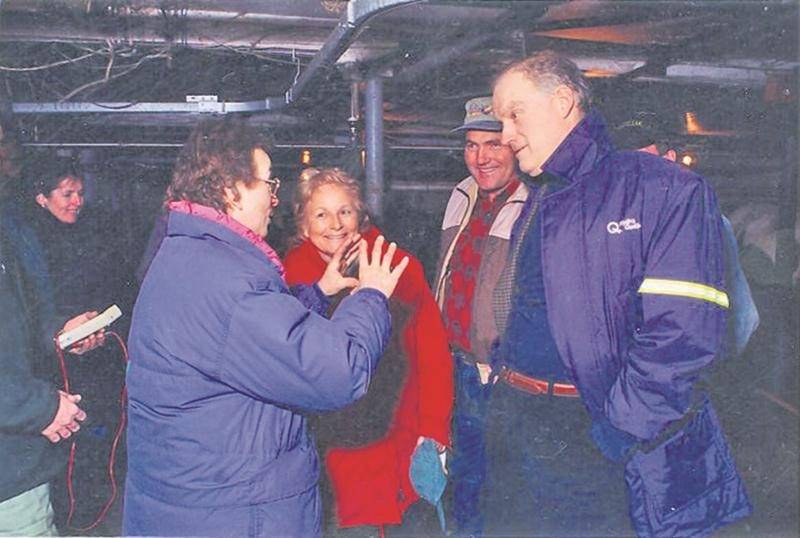 Denise Brodeur-Riendeau, présidente, Hélène Miron, membre exécutif à la Fédération de l’UPA Saint-Hyacinthe, et André Cailler, président d’Hydro-Québec, lors d’une visite de ferme pendant le verglas de 1998.