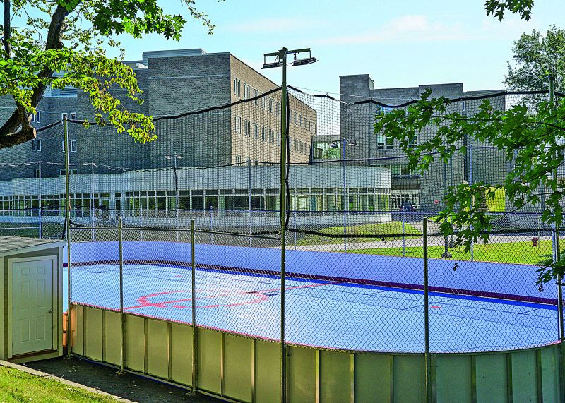 Un nouveau terrain de dek hockey vient de s’ajouter aux infrastructures sportives du CSM. Photo François Larivière | Le Courrier ©