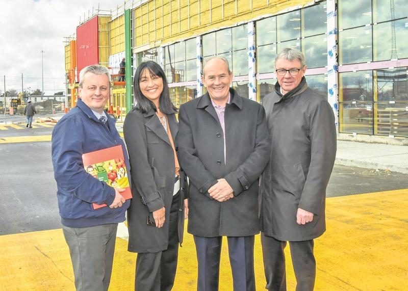 Sur la photo, dans l’ordre habituel, André Tremblay, directeur du magasin Super C de Saint-Hyacinthe, Debby Smith, vice-présidente location chez Les Centres d’achats Beauward; Jean-Guy Tremblay,