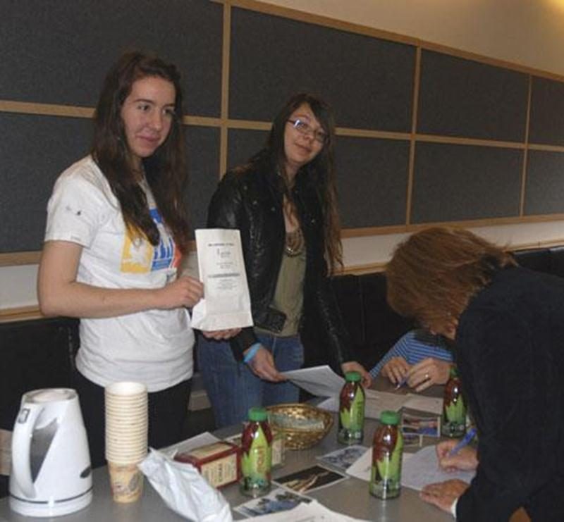 Grâce à la finissante Alexandrine Esquilat, le Collège Saint-Maurice sera présent au Relais pour la vie de la Société canadienne du cancer, sur le parcours de Saint-Hyacinthe. En plus de coordonner son équipe et leur levée de fonds, Alexandrine s'est impliquée dans diverses causes environnementales et de justice sociale, si bien qu’elle a été choisie comme candidate au Prix du mérite municipal. Elle recevra son prix à l’Assemblée nationale à Québec dans l’après-midi du 8 juin, tout juste avant d