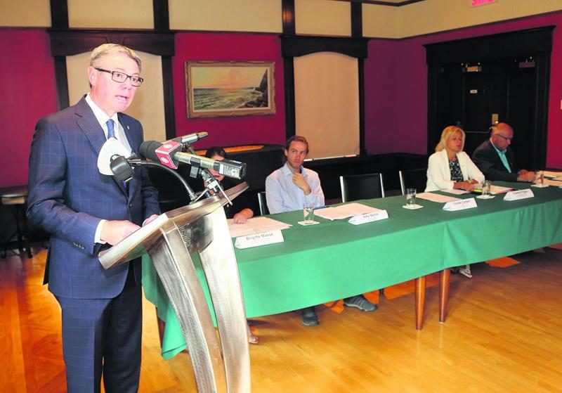 Le maire Claude Corbeil s’est à nouveau adressé aux médias mardi. Photo Robert Gosselin | Le Courrier ©